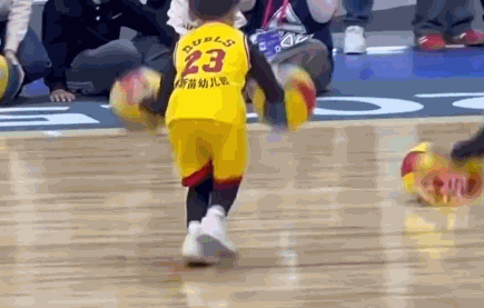 开云体育平台-篮球掉了小朋友机智救场获全网点赞 暖心后续来了|东莞|东莞市|广东省|幼儿园|奖杯_新浪新闻