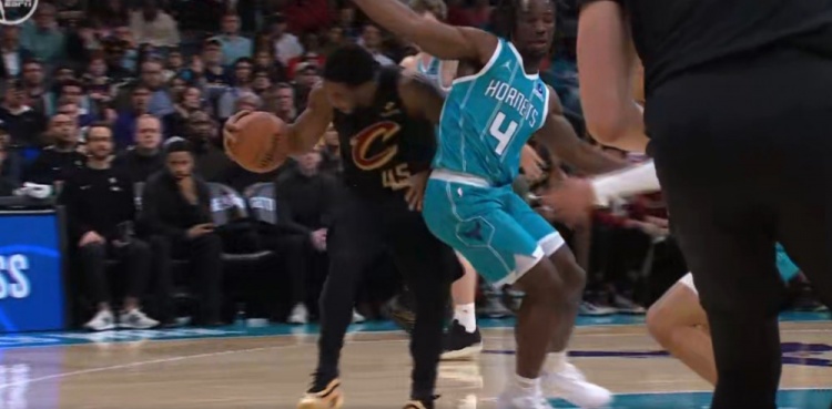 幸无大碍！米切尔突破磕到头部摔倒 缓了缓继续作战